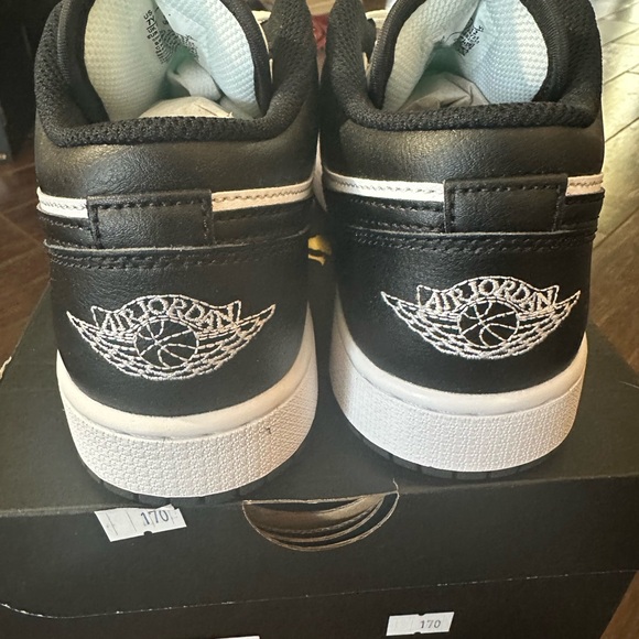 Brand new Air Force ones size 6 1/2 youth new in box - Picture 3 of 4